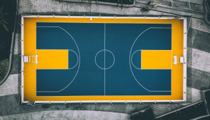 开云体育平台APP-赛道轰鸣与球场寂静，当F1引擎在街道咆哮，老鹰的翅膀已掠过华南