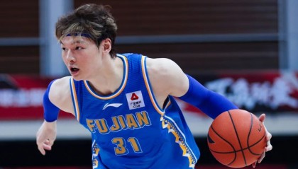 开云体育世界杯-雷霆险胜广州队，王哲林刷新纪录