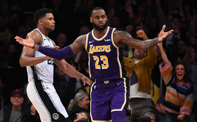 马刺逆转天津队，詹姆斯带队取胜